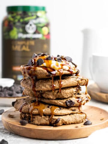 chocolate protein pancakes featured image