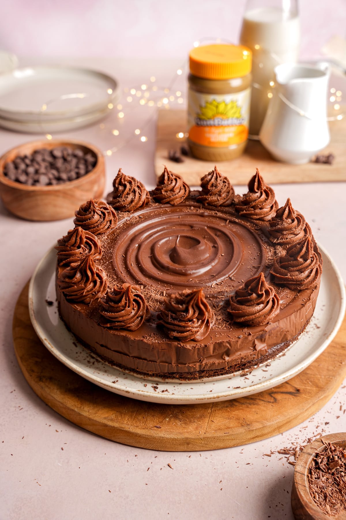 the vegan chocolate cheesecake decorated with the chocolate mousse and with chocolate around it