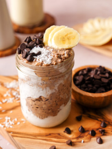 the healthy chocolate overnight oats featured image