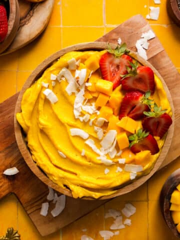 mango smoothie bowl featured image